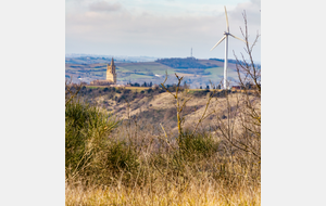 Clocher d'Avignonet  et éolienne