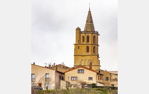 Avignonet-Lauragais: clocher de Notre Dame des Miracles vu du chemin de la Cantarrane