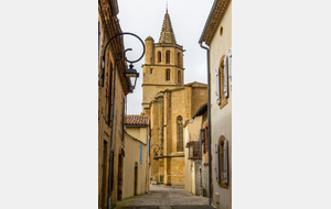 Avignonet-Lauragais: église Notre Dame des Miracles vue de la rue des Curatiers