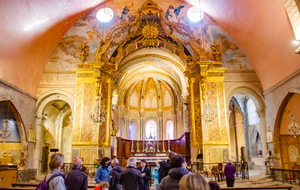 Église ancienne cathédrale et son riche mobilier baroque