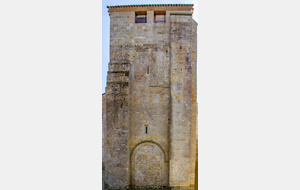 Tour-porche romane nouvellement restaurée 