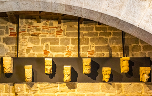 Chevet de l’église orné des sculptures de l’atelier du Maître de Cabestany(XIIème siècle).