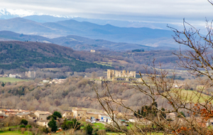 Tréziers au premier plan, château féodal de Lagarde au centre devant les Pyrénées