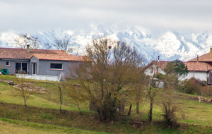 Massif de Tabe à l'entrée de Tréziers.           