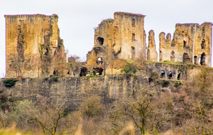 Château féodal de Lagarde en ruine