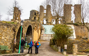 Dans Lagarde au pied du château féodal 