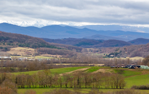 Vue sur la vallée et les Pyrénées bouchées