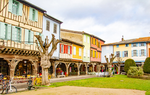 Mirepoix: belle place du Maréchal Leclerc