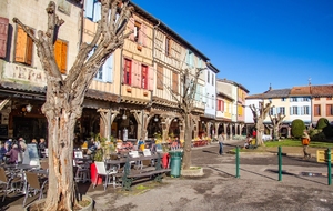 Mirepoix: belle place du Maréchal Leclerc