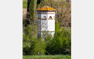 Pigeonnier octogonal près de l' Abbaye  de Grand Selve.