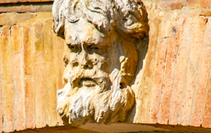  Abbaye Cistercienne de Grand Selve: tête de la Porterie