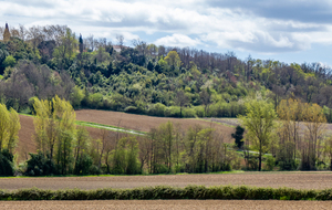Vue sur la colline de Bouillac dans la vallée du ruisseau de Nadesse
