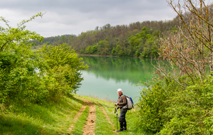 Descente au bord du lac au pied de La Callerie 
