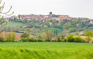 Vue sur Verfeil à la sortie d'En Garric