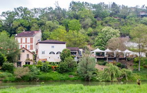 Pins-Justaret: vue sur la rive droite et le restaurant Le Bellevue