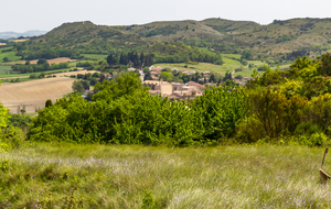 Descente rapide sur Villeneuve La Comptal avec le Pech Haut au loin à gauche