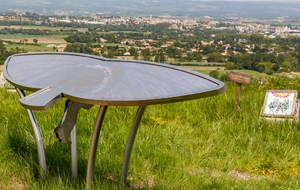  Vue en arrière sur la Stèle Clément Ader et Castelnaudary au second plan