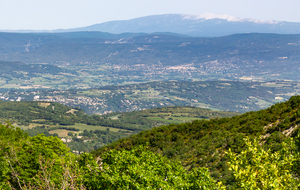 Arrivée à l’Amourralhadou (953 m) avec une belle vue sur le " géant de Provence " : le Mont Ventoux et son sommet pelé