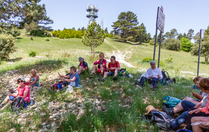 Pause repas au pied de la tour de Communication (1100 m)