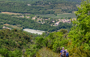 Descente devenant de plus en plus raide avec de nombreux cailloux fuyant sous les pieds vers  Marauvière, Auribeau en contrebas