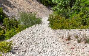 Descente devenant de plus en plus raide avec de nombreux cailloux fuyant sous les pieds 