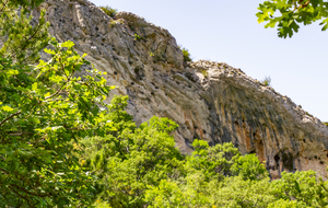 Falaises impressionnantes au dessus du Vallon de la Font Jean de Martin