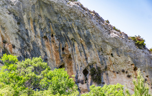 Falaises impressionnantes au dessus du Vallon de la Font Jean de Martin