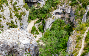 Vue sur le fond des gorges en dessous des belvédères avec le chemin de Traverse de l'échelle