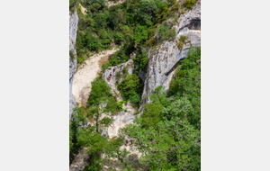 Vue sur le fond des gorges en dessous des belvédères avec le chemin de Traverse de l'échelle