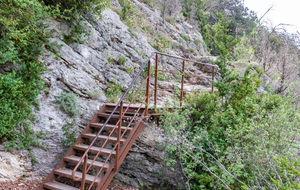 Un premier escalier métallique nous permet de sauter un rocher.