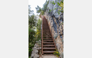 Escalier permettant de franchir la barre rocheuse du Pas d'Issane