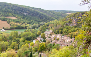  Beau point de vue sur le village de Larroque