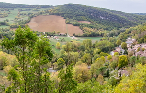 Beau point de vue sur le village de Larroque et la vallée de la Vère