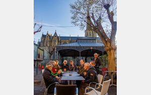 Mirepoix: devant la halle et la cathédrale Saint Maurice