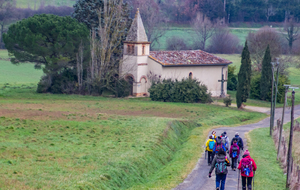 Descente du chemin de la chapelle vers la Chapelle Notre Dame des Aubets