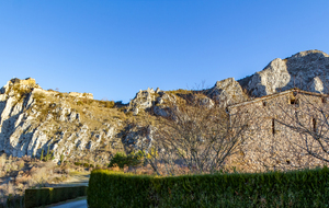 Rocs Marot et de la Lauzade supportant le château de Roquefixade.