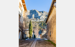 Ruelle du village surplombée par le Roc Marot