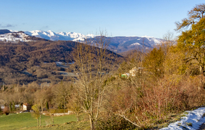 Dernières maisons de Roquefixade et Massifs  de la Haute Chaîne Pyrénéenne, des Trois Seigneurs et de l'Arize au loin.