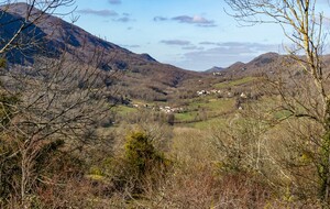 Vue sur Roquefort les Cascades et la vallée du Douctouyre