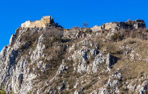 Ruines du château de Roquefixade vues du village