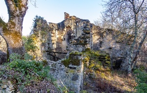 Ruines à la sortie d'Aujols