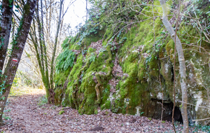 Grotte (en bas à droite) au bord du Lot