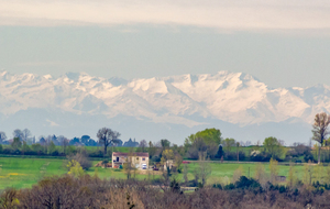 Vue de la montée à Négrier: les Pyrénées ariègeoises, le Mont Valier à gauche