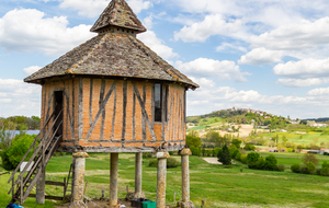 Domaine équestre de Lauzerte:  pigeonnier à colombage
sur piliers et Lauzerte en arrière plan sur la colline