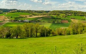 Haut de la montée raide sur Lauzerte: vue sur la vallée de la Petite Barguelonne 