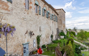 Lauzerte: vue de la Barbacane, dominant le Jardin du Pèlerin 