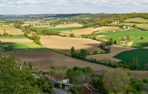 Lauzerte: Esplanade de la Barbacane: vue sur l la vallée du Lendou