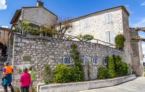 Esplanade de la Barbacane: évocation du pèlerinage de Saint Jacques de Compostelle