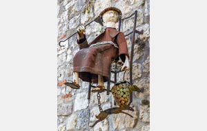 Lauzerte: rue de la Barbacane, enseigne des 3 capucins