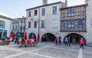 Lauzerte: Place des Cornières